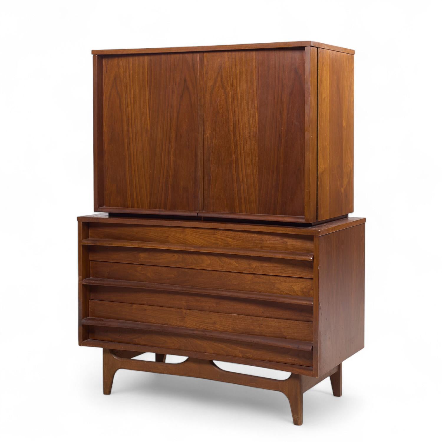 Cómoda alta curvada de nogal Young Manufacturing Mid Century Moderno de mediados de siglo en venta