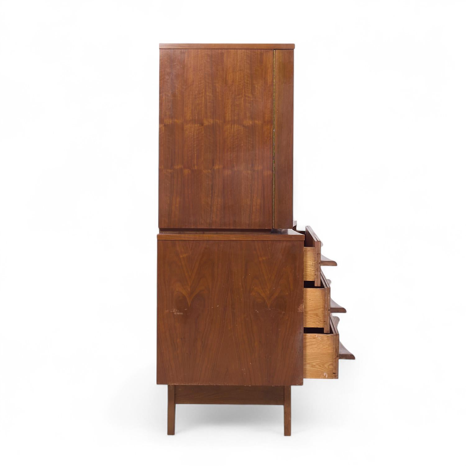 Cómoda alta curvada de nogal Young Manufacturing Mid Century Estadounidense en venta