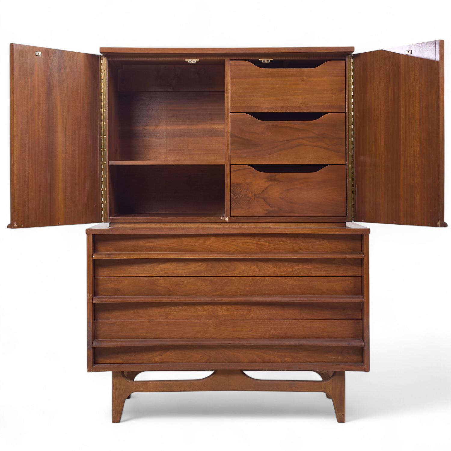 Cómoda alta curvada de nogal Young Manufacturing Mid Century siglo XX en venta
