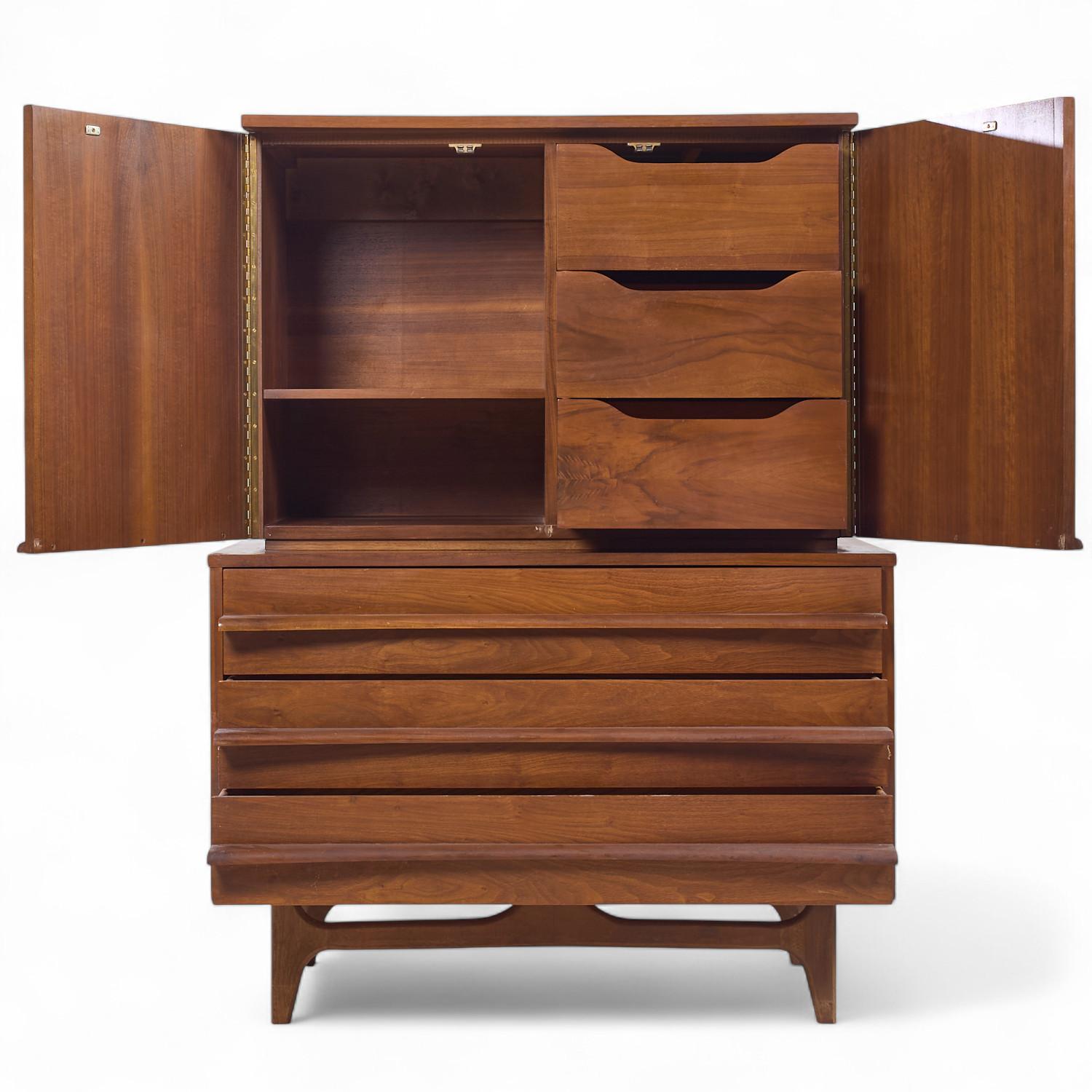 Cómoda alta curvada de nogal Young Manufacturing Mid Century Nogal en venta