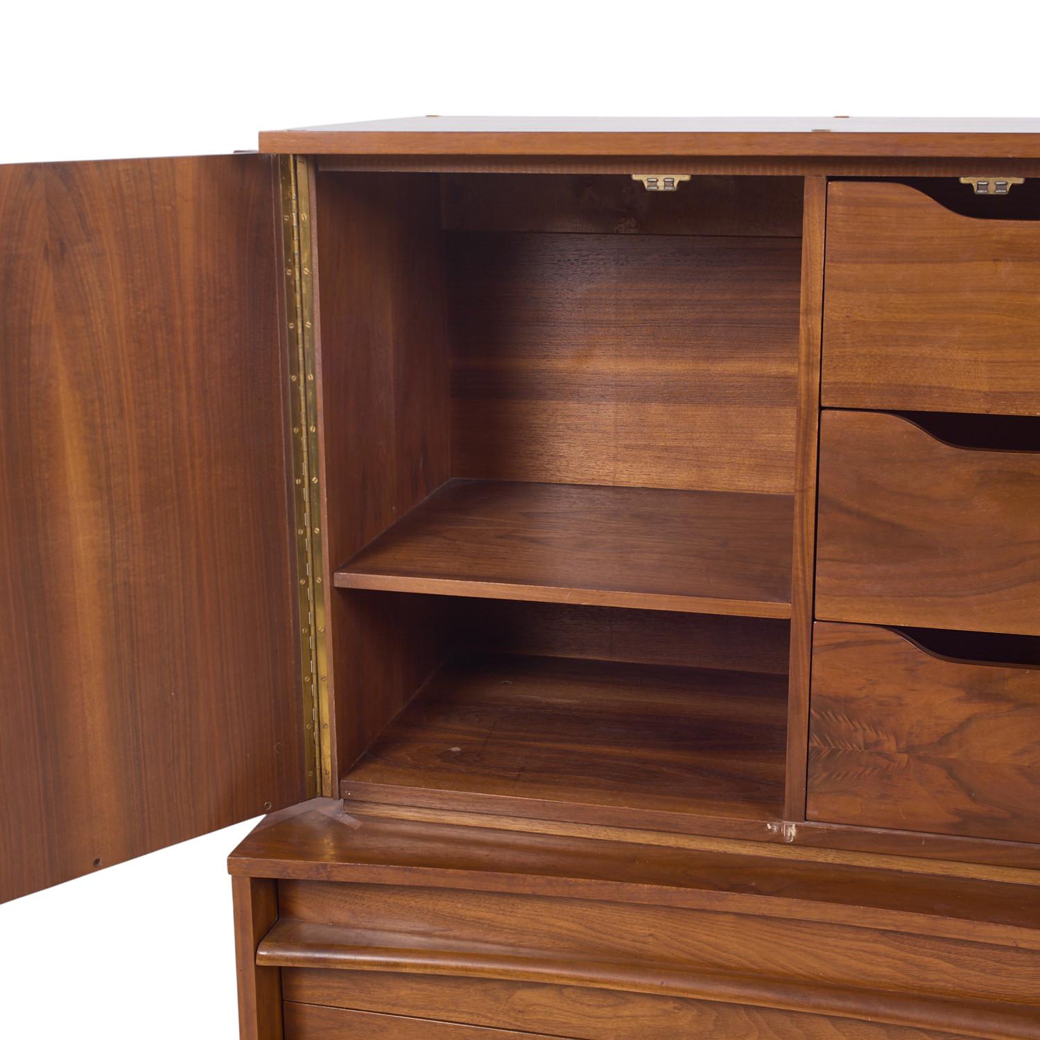 Cómoda alta curvada de nogal Young Manufacturing Mid Century en venta 1