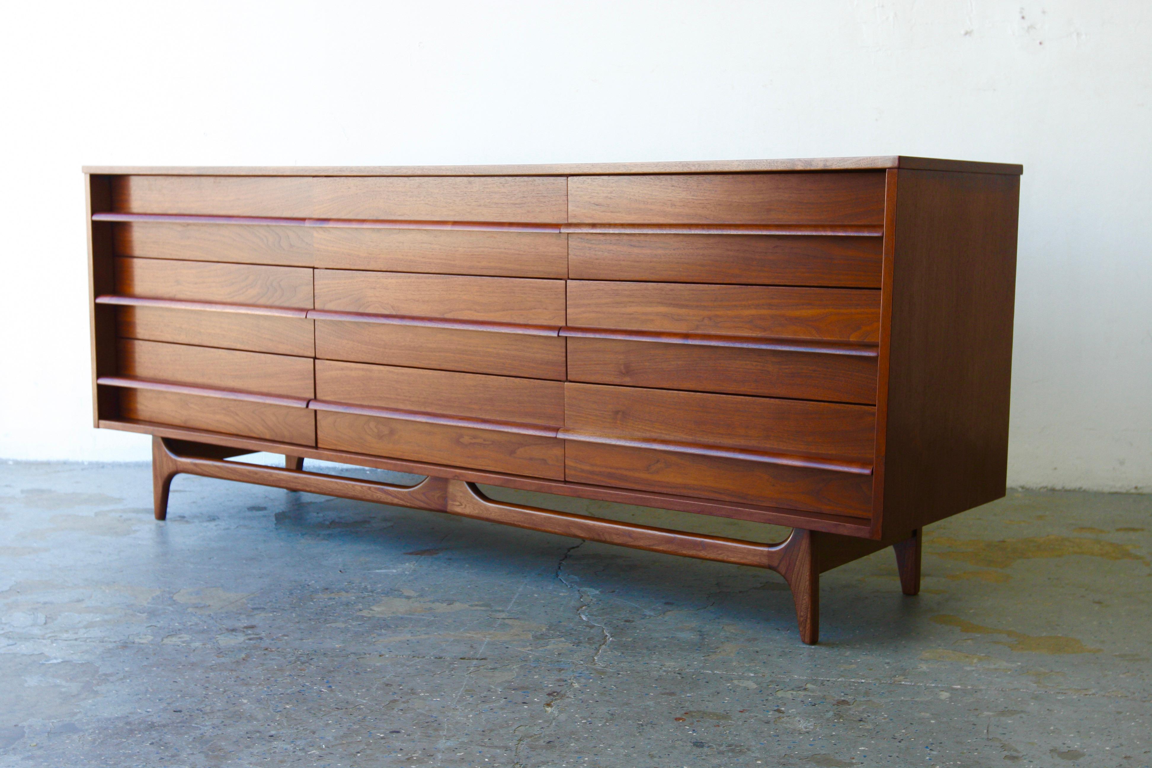 Young Manufacturing Mid Century Walnut Curved Lowboy 9 Drawer Dresser For Sale 6