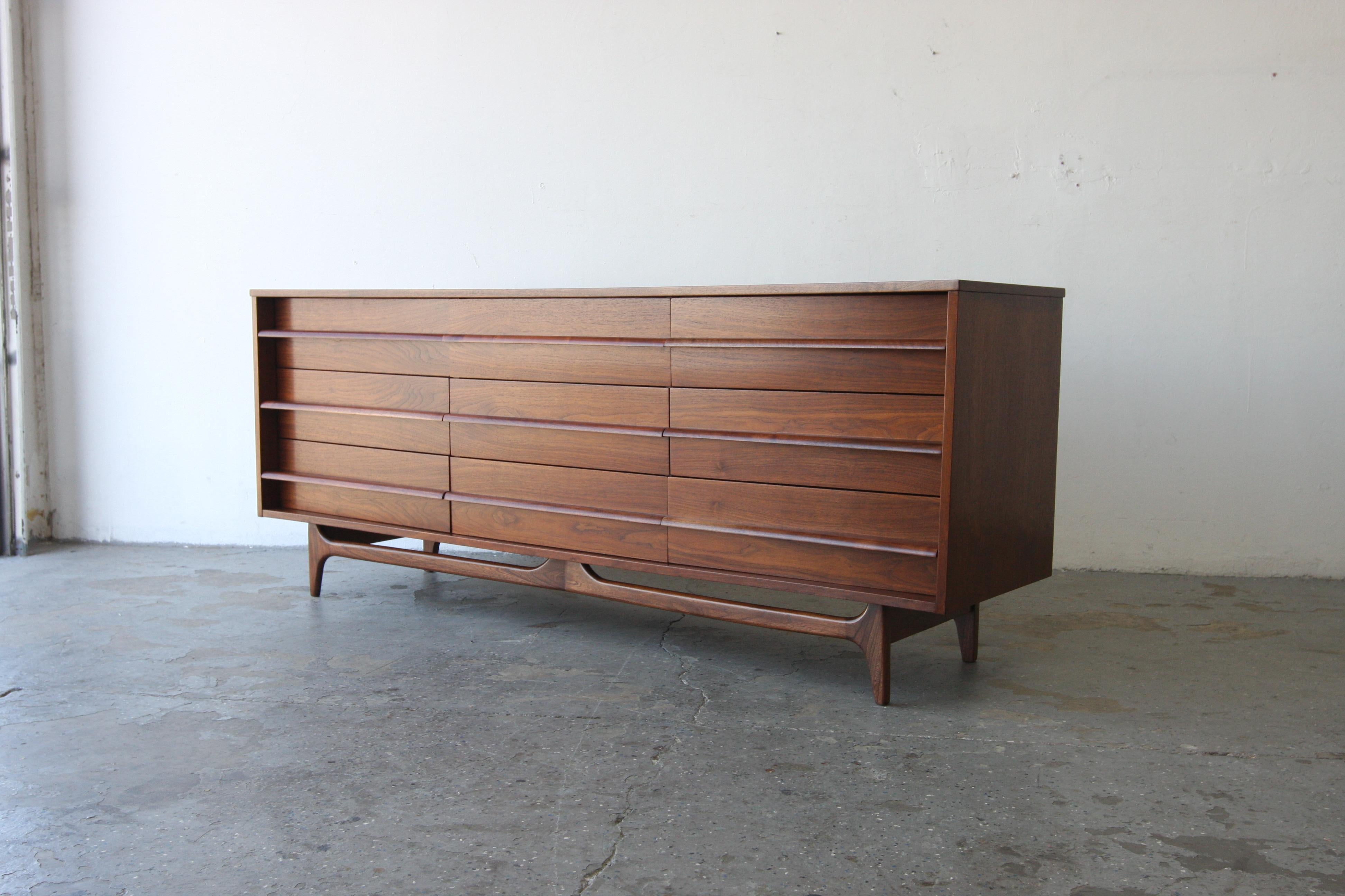 Young Manufacturing Mid Century Walnut Curved Lowboy 9 Drawer Dresser For Sale 7