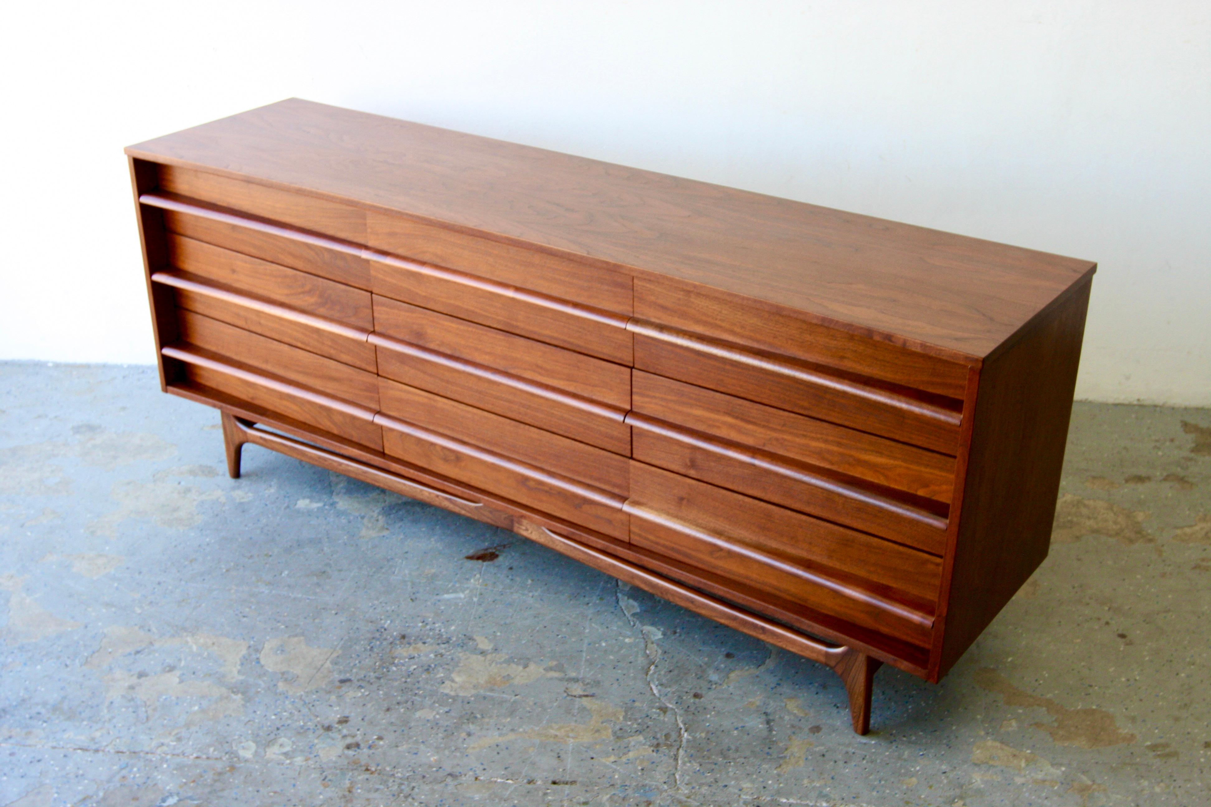 Mid-Century Modern Young Manufacturing Mid Century Walnut Curved Lowboy 9 Drawer Dresser For Sale