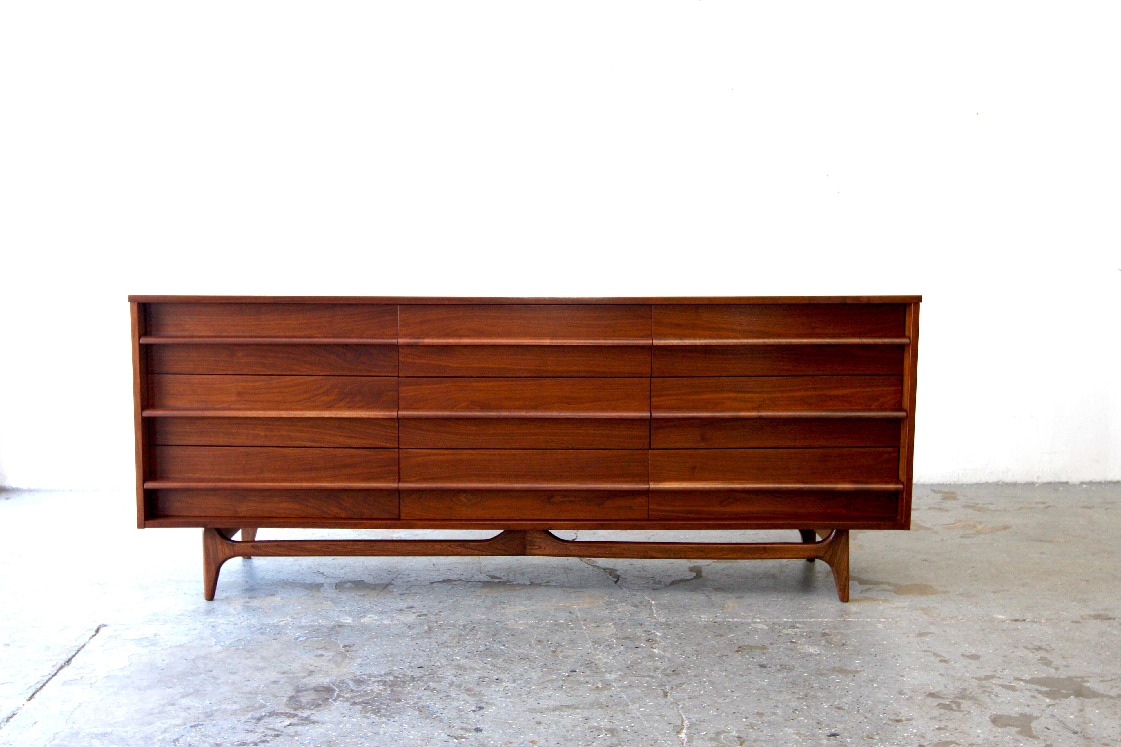 Young Manufacturing Mid Century Walnut Curved Lowboy 9 Drawer Dresser In Good Condition For Sale In Las Vegas, NV