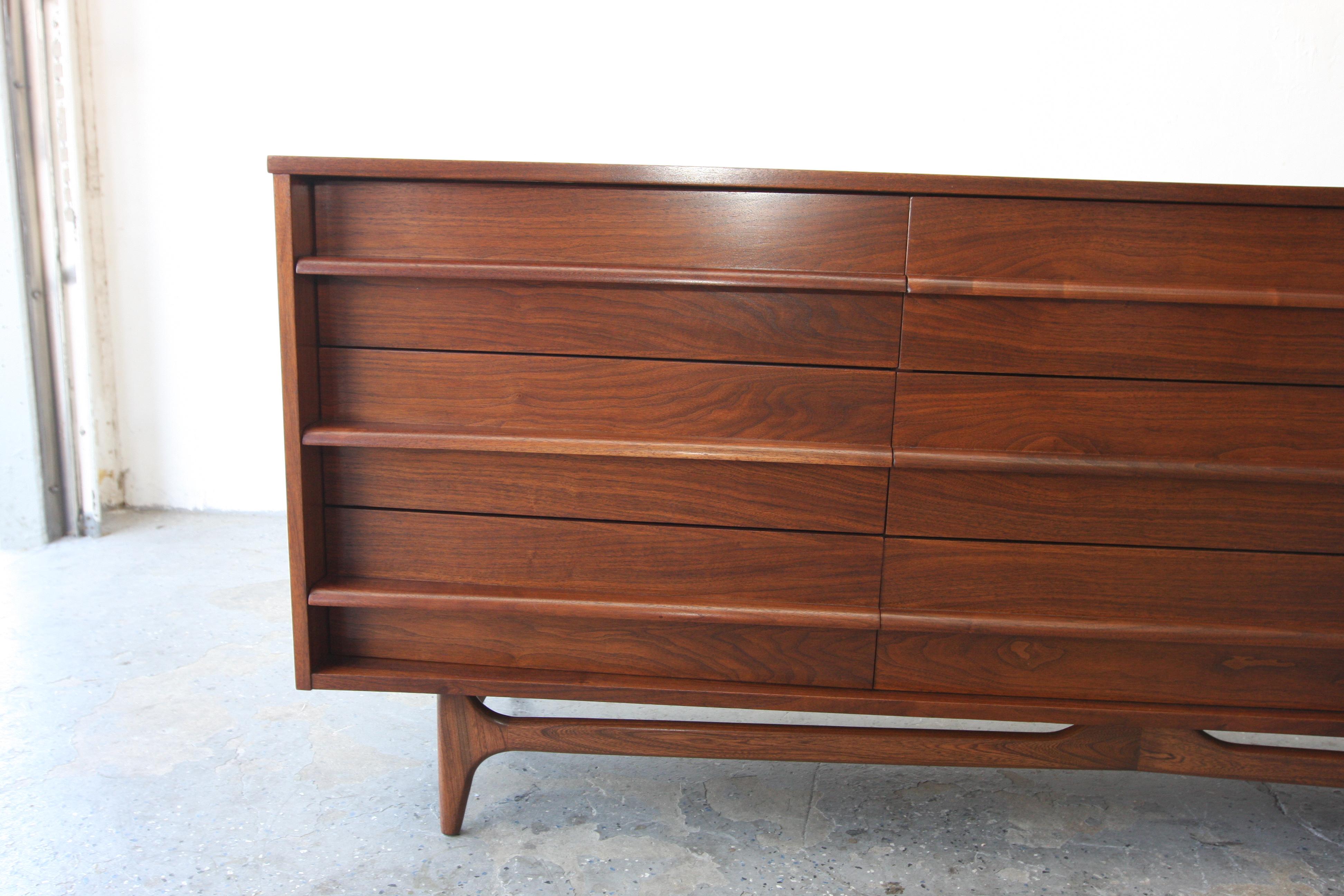 Young Manufacturing Mid Century Walnut Curved Lowboy 9 Drawer Dresser For Sale 1
