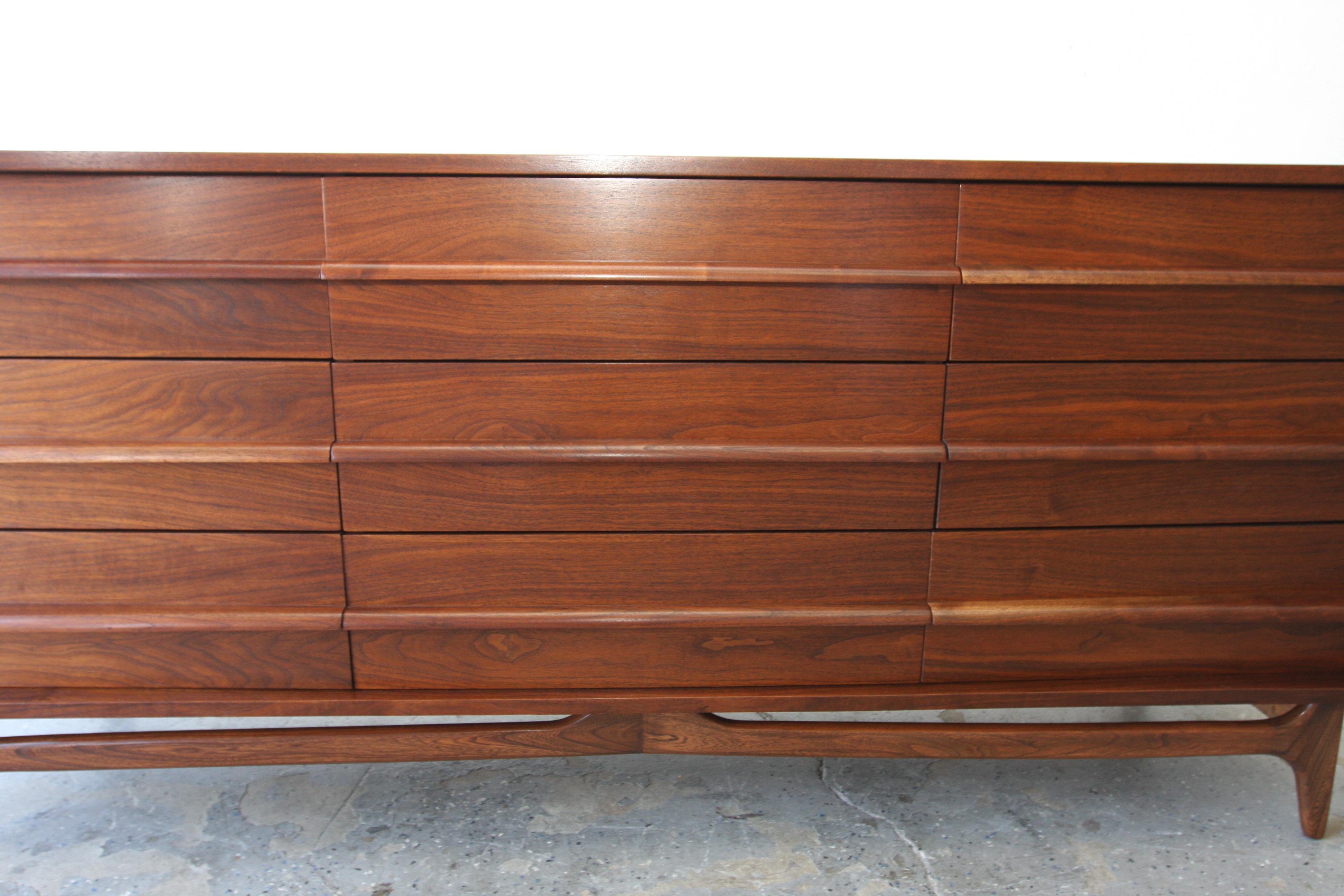 Young Manufacturing Mid Century Walnut Curved Lowboy 9 Drawer Dresser For Sale 2