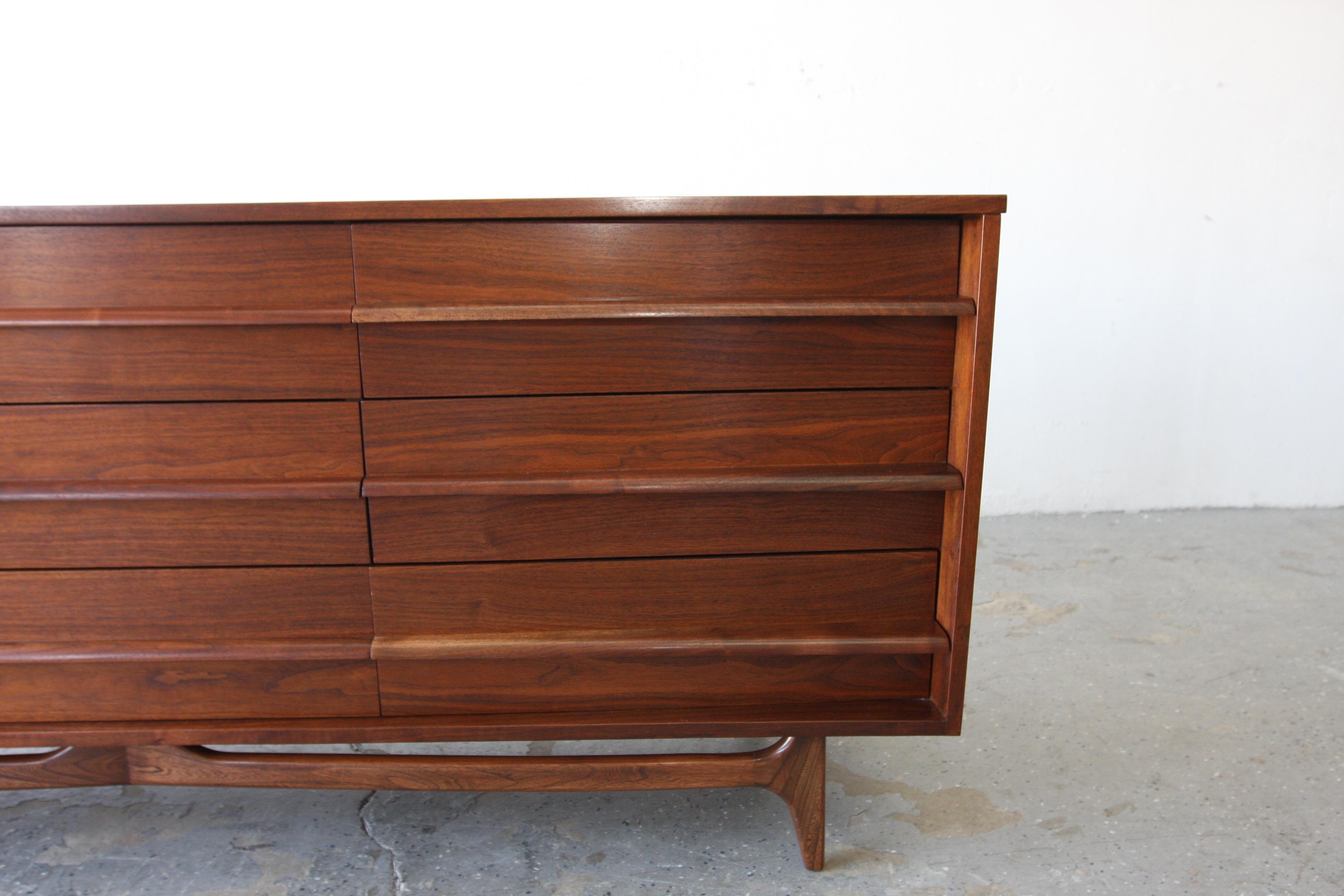 Young Manufacturing Mid Century Walnut Curved Lowboy 9 Drawer Dresser For Sale 3