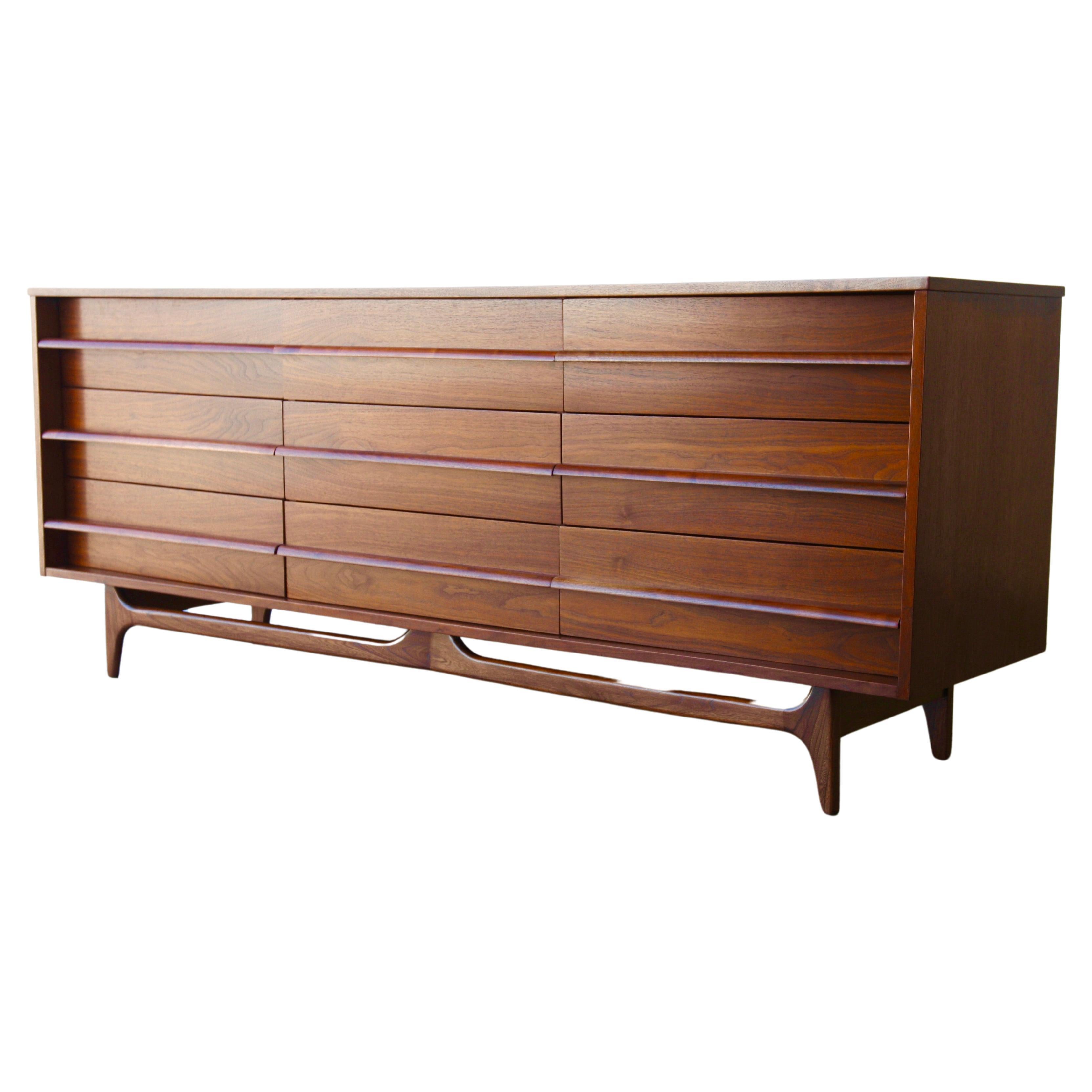 Young Manufacturing Mid Century Walnut Curved Lowboy 9 Drawer Dresser (commode 9 tiroirs)