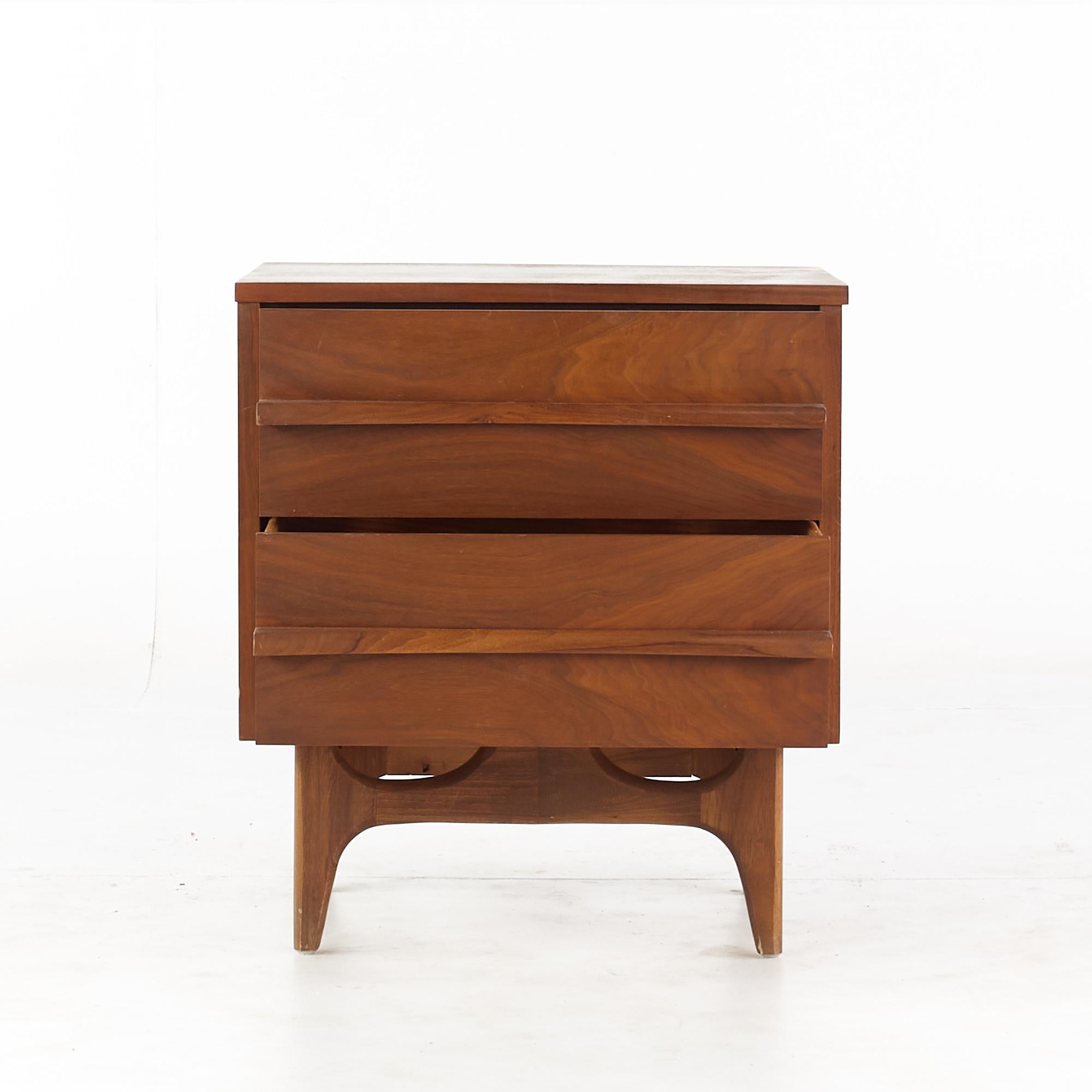 Young Manufacturing Mid-Century Walnut Curved Nightstand In Good Condition For Sale In Countryside, IL