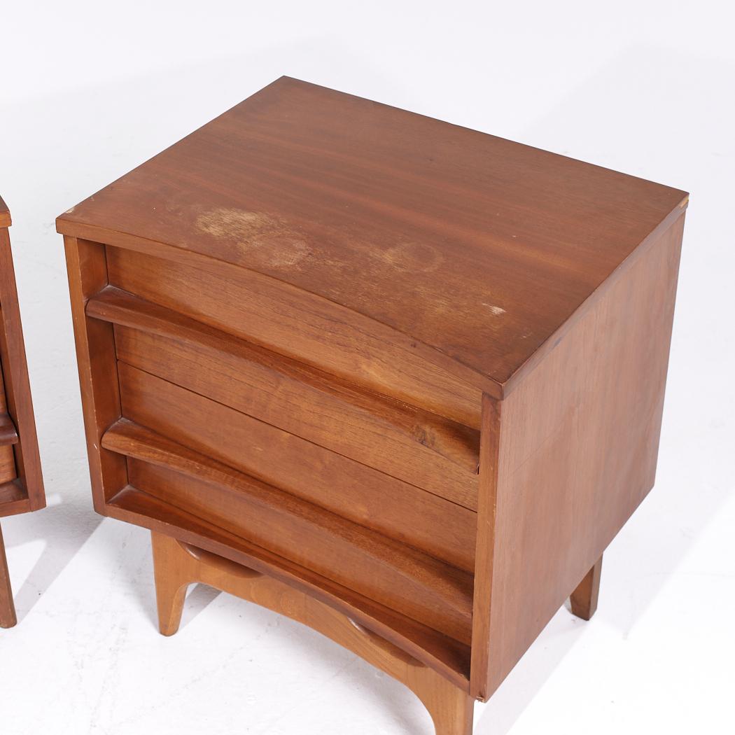 Young Manufacturing Mid Century Walnut Curved Nightstands - Pair For Sale 4
