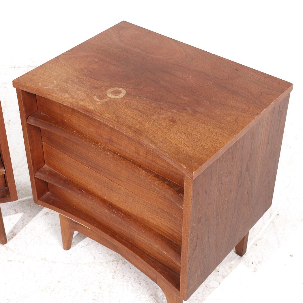 Young Manufacturing Mid Century Walnut Curved Nightstands - Pair For Sale 4