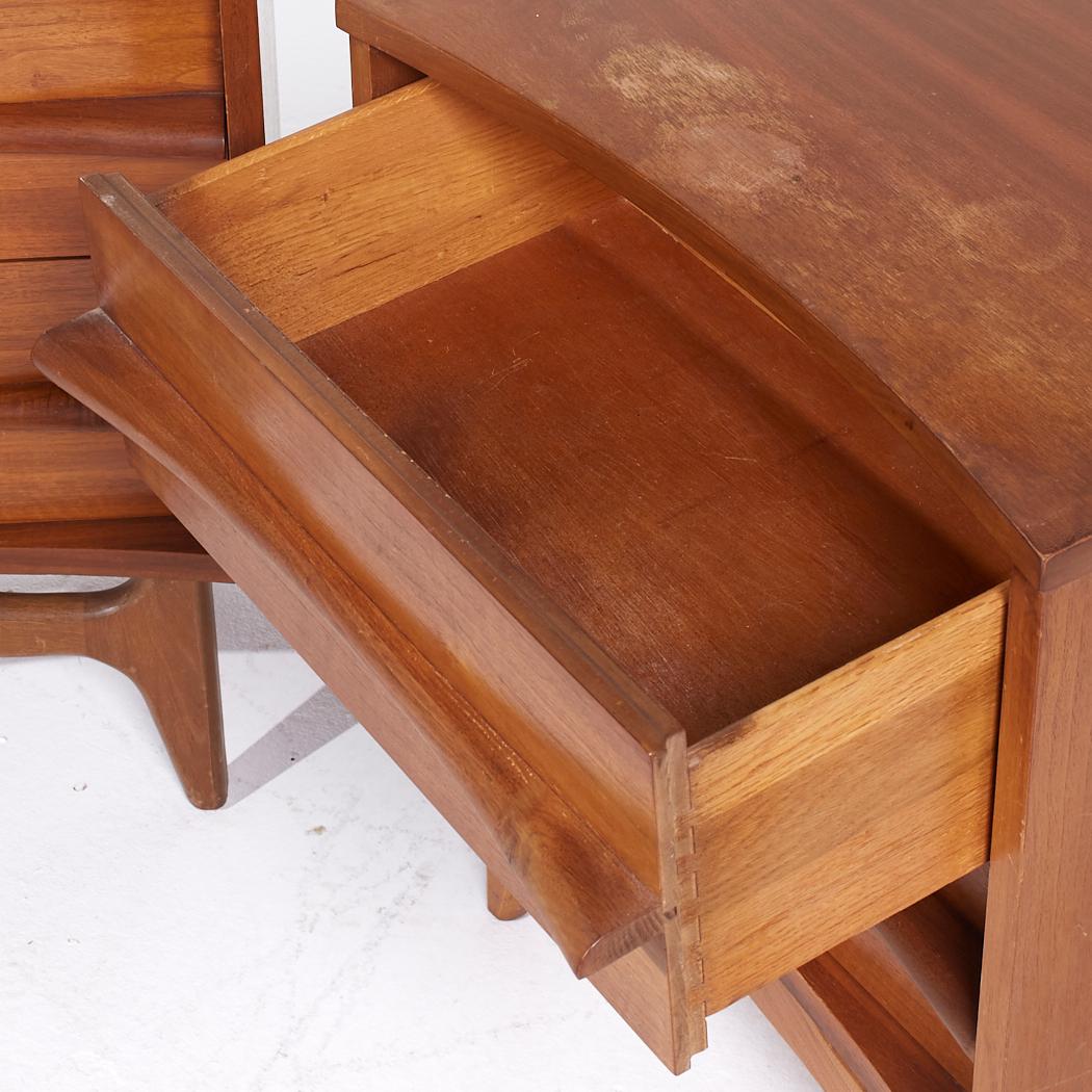 Young Manufacturing Mid Century Walnut Curved Nightstands - Pair For Sale 5