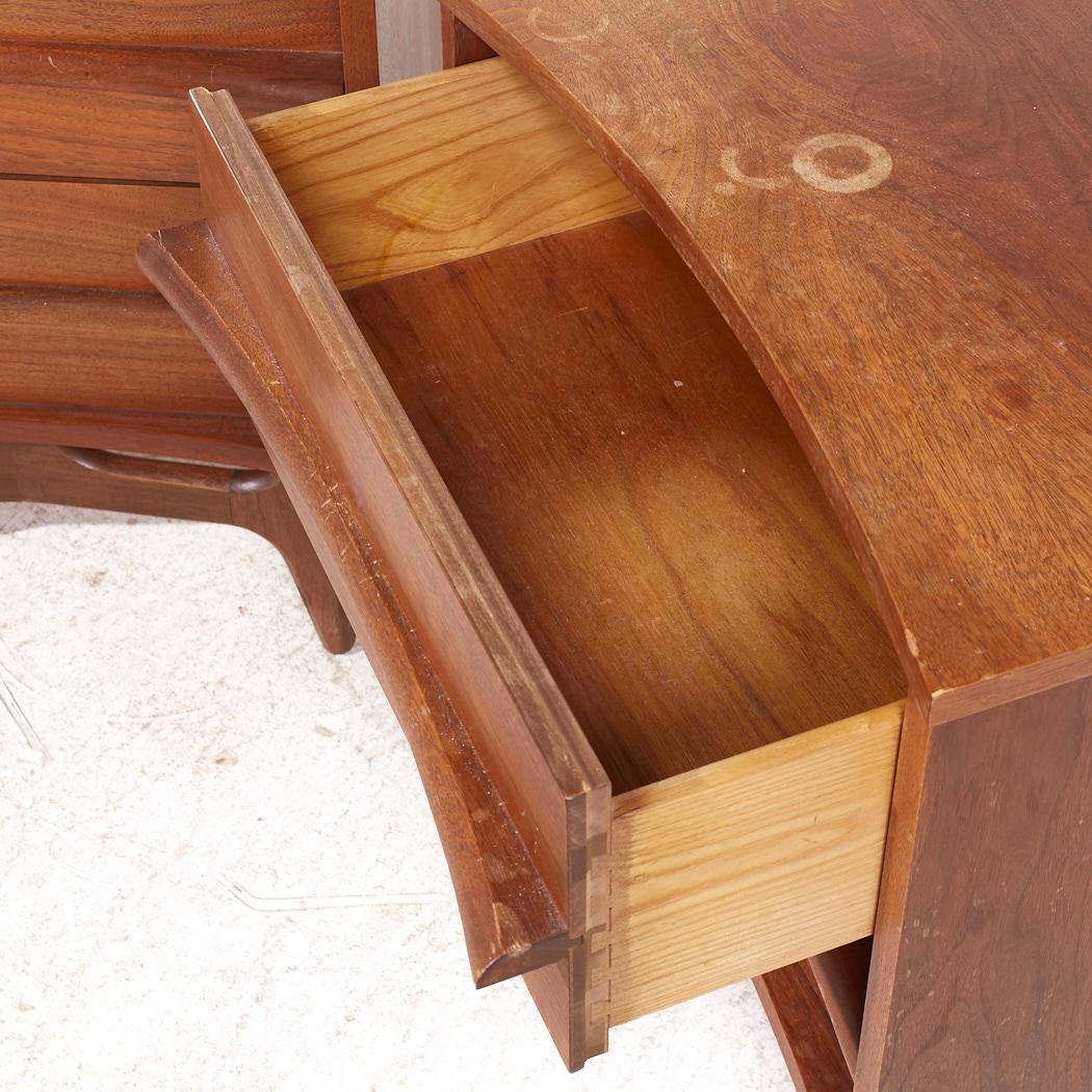 Young Manufacturing Mid Century Walnut Curved Nightstands - Pair For Sale 5