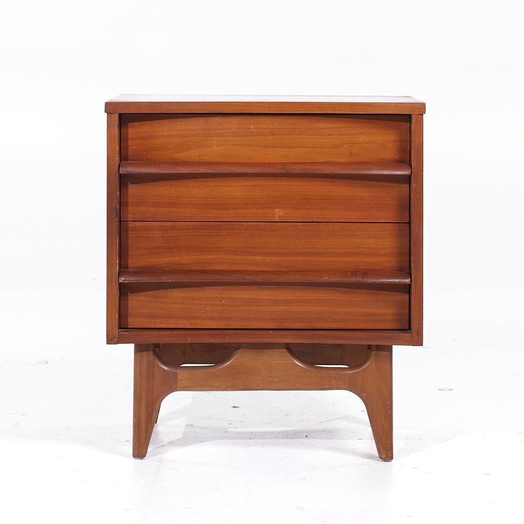 Young Manufacturing Mid Century Walnut Curved Nightstands - Pair In Good Condition For Sale In Countryside, IL