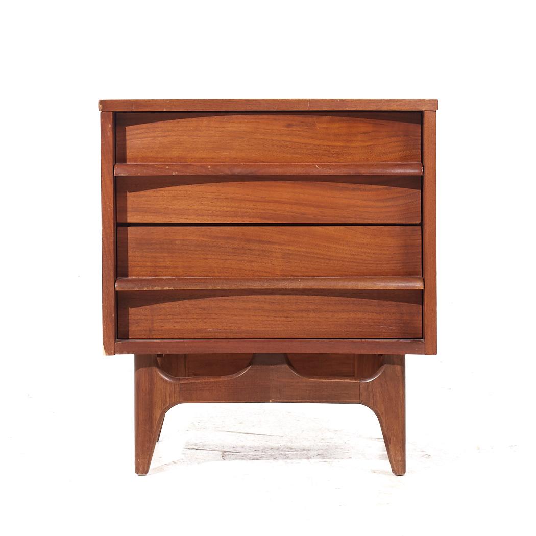 Young Manufacturing Mid Century Walnut Curved Nightstands - Pair In Good Condition For Sale In Countryside, IL