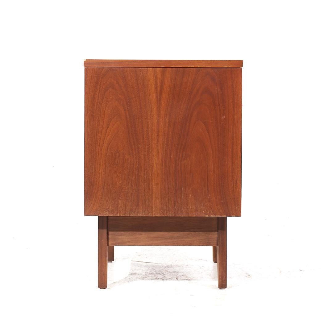 Young Manufacturing Mid Century Walnut Curved Nightstands - Pair For Sale 1