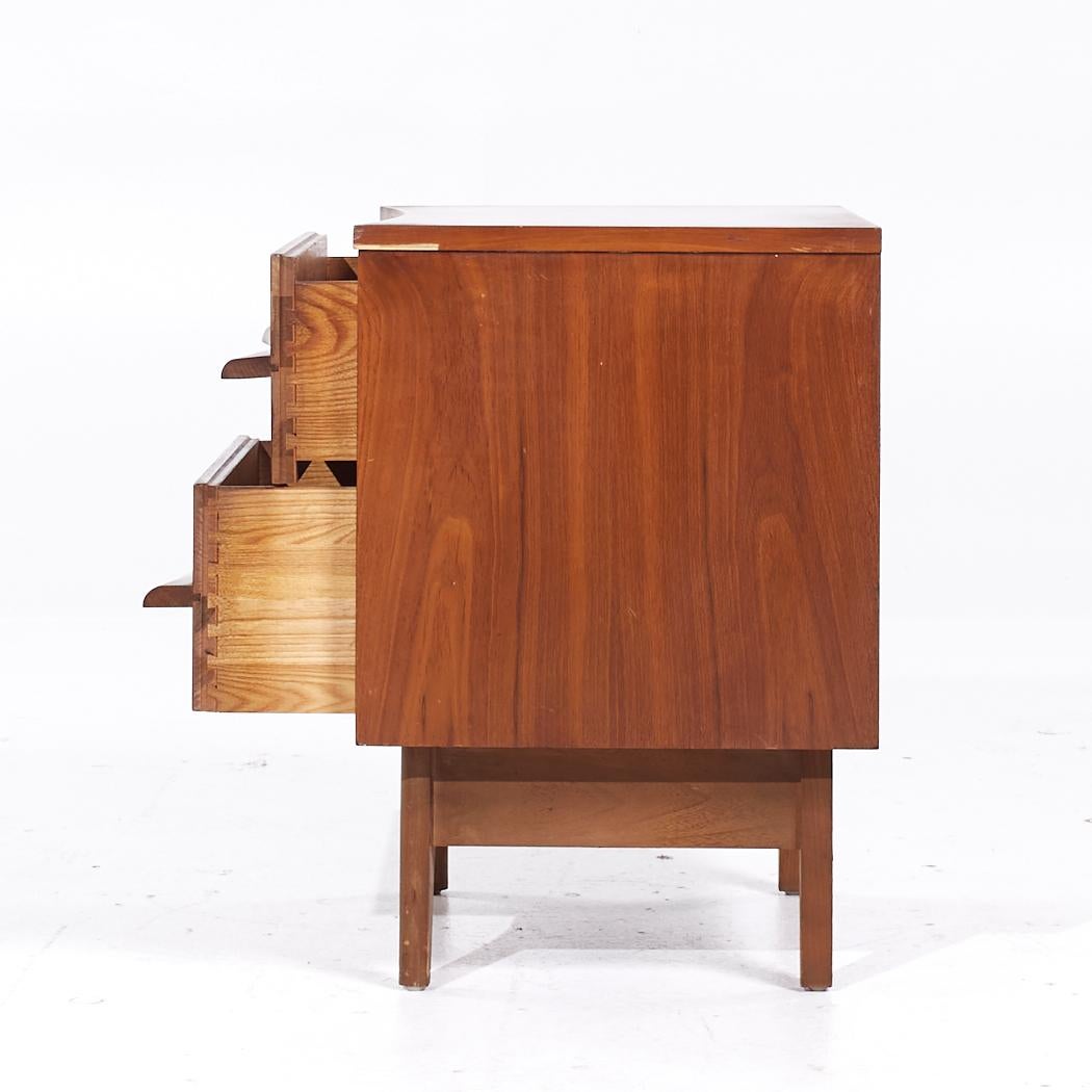 Young Manufacturing Mid Century Walnut Curved Nightstands - Pair For Sale 2