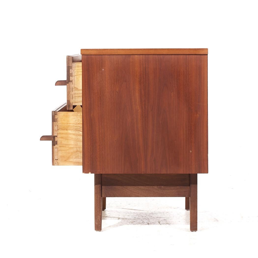 Young Manufacturing Mid Century Walnut Curved Nightstands - Pair For Sale 2