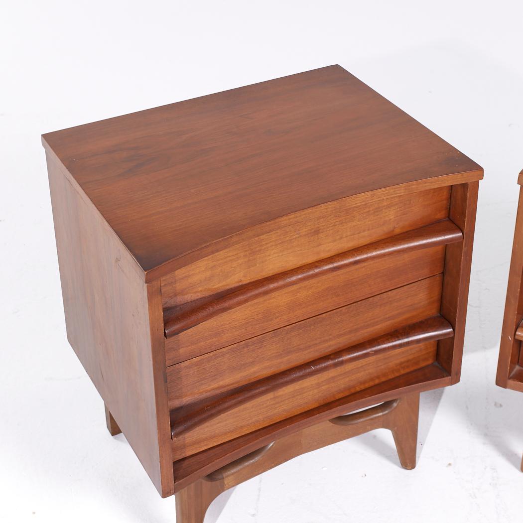 Young Manufacturing Mid Century Walnut Curved Nightstands - Pair For Sale 3