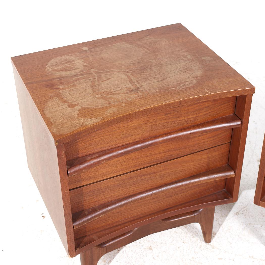 Young Manufacturing Mid Century Walnut Curved Nightstands - Pair For Sale 3
