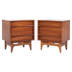 Mesillas de noche curvadas de nogal Young Manufacturing Mid Century - Pareja