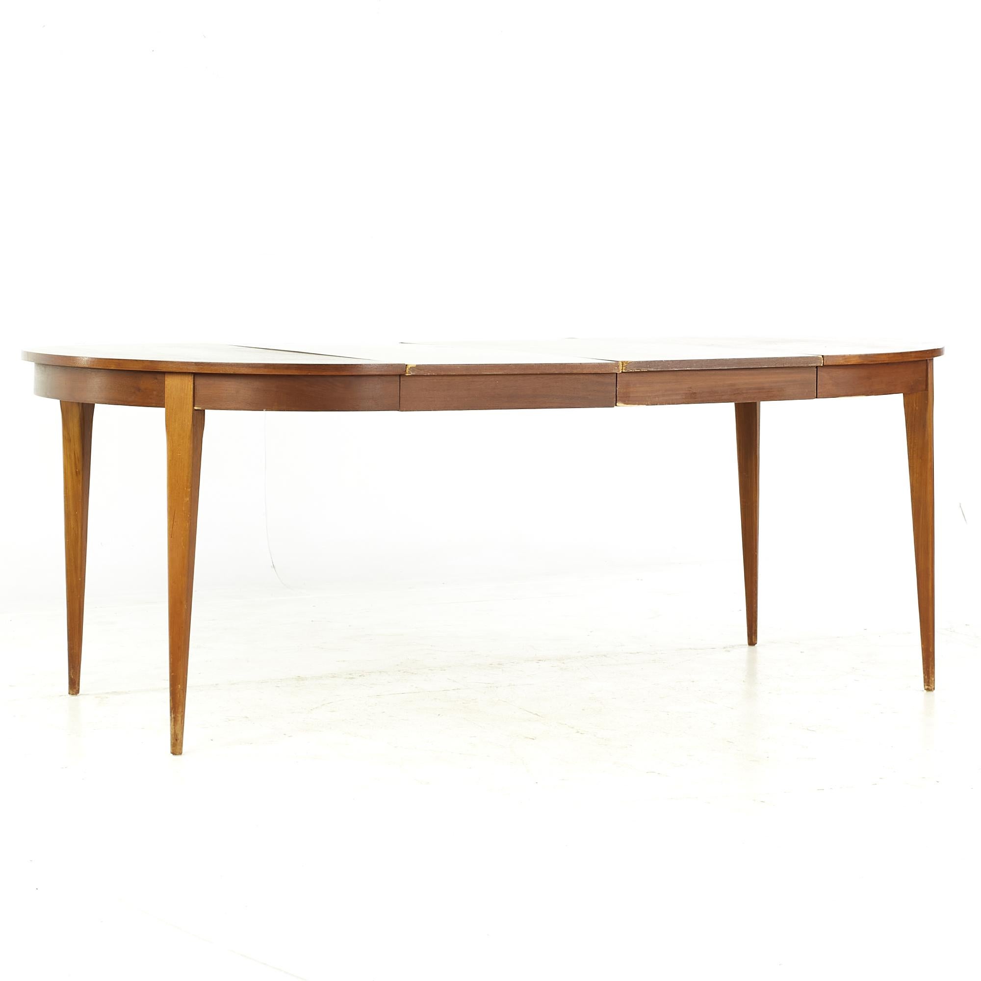 Young Manufacturing Midcentury Walnut Dining Table with 2 Leaves For Sale 4