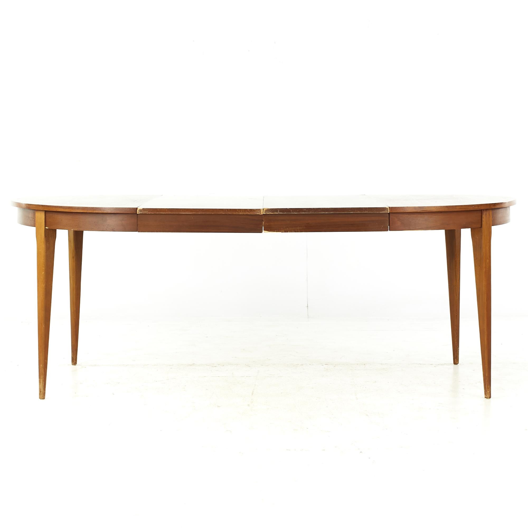 Young Manufacturing Midcentury Walnut Dining Table with 2 Leaves For Sale 5