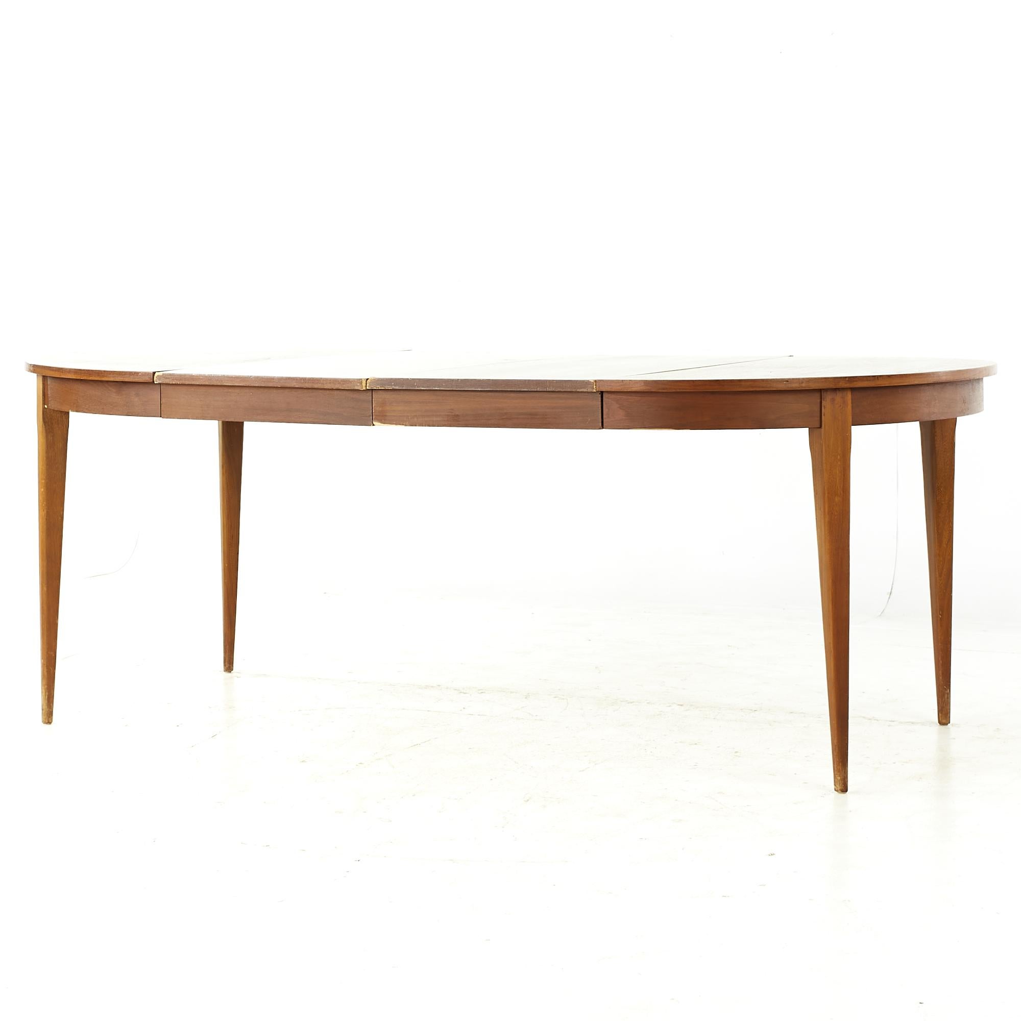 Young Manufacturing Midcentury Walnut Dining Table with 2 Leaves For Sale 6