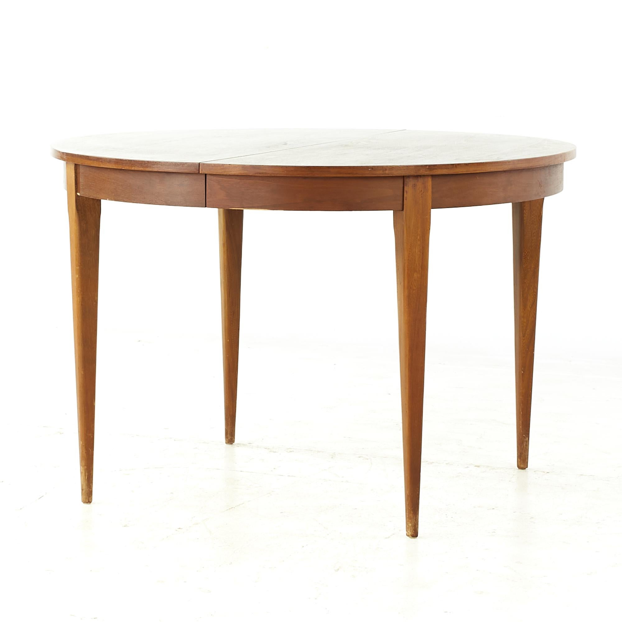 Mid-Century Modern Young Manufacturing Midcentury Walnut Dining Table with 2 Leaves For Sale