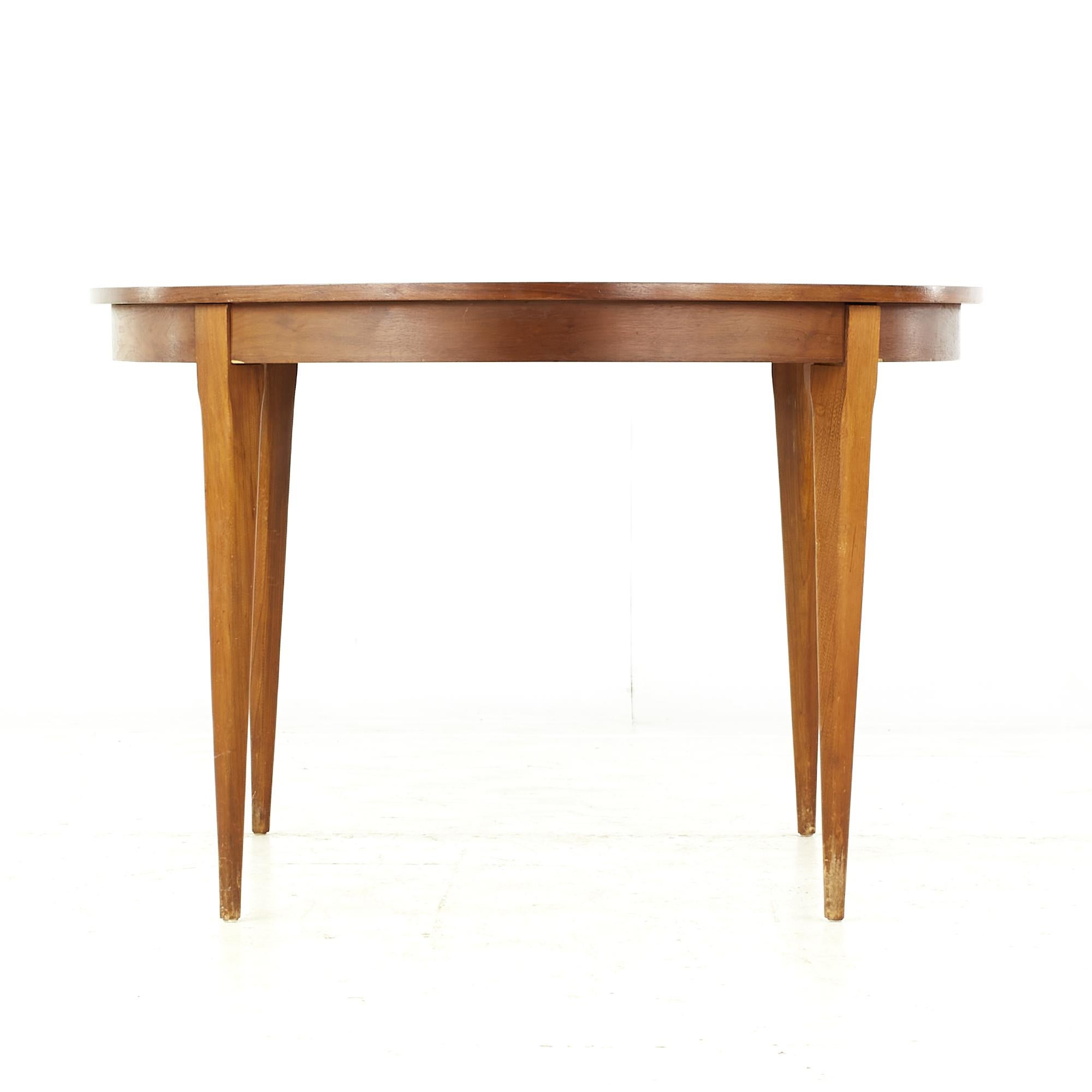 Young Manufacturing Midcentury Walnut Dining Table with 2 Leaves In Good Condition For Sale In Countryside, IL