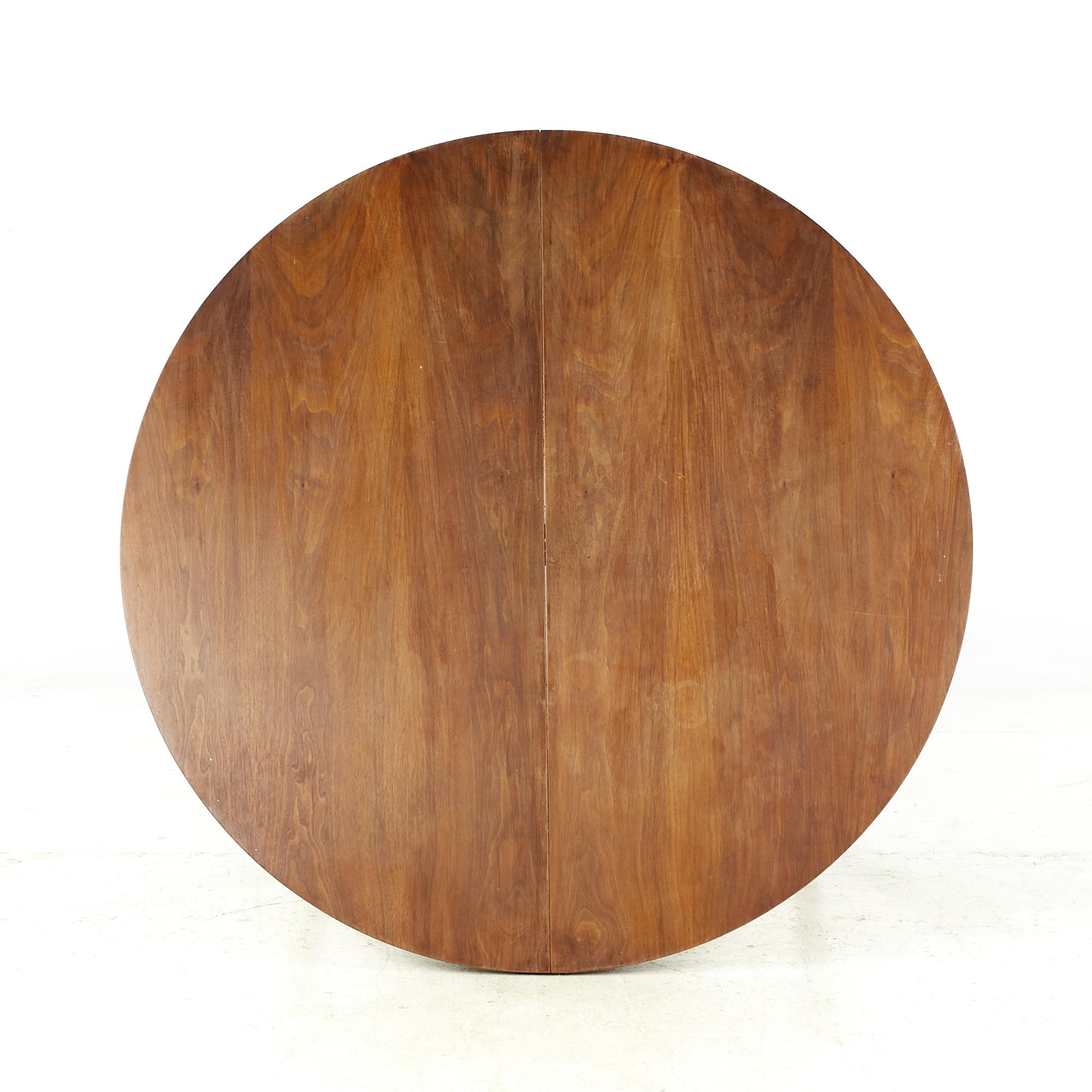 Late 20th Century Young Manufacturing Midcentury Walnut Dining Table with 2 Leaves For Sale
