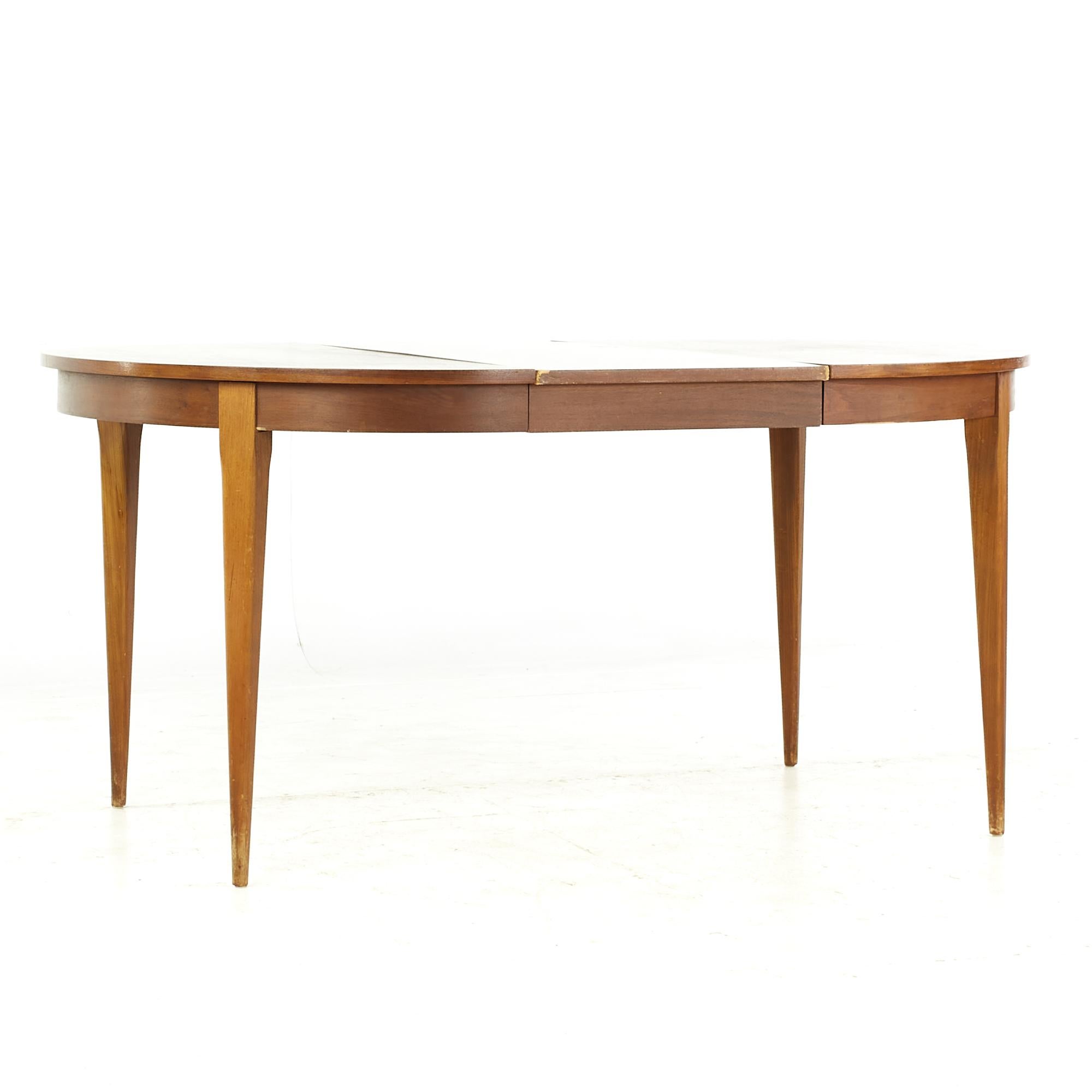 Young Manufacturing Midcentury Walnut Dining Table with 2 Leaves For Sale 1