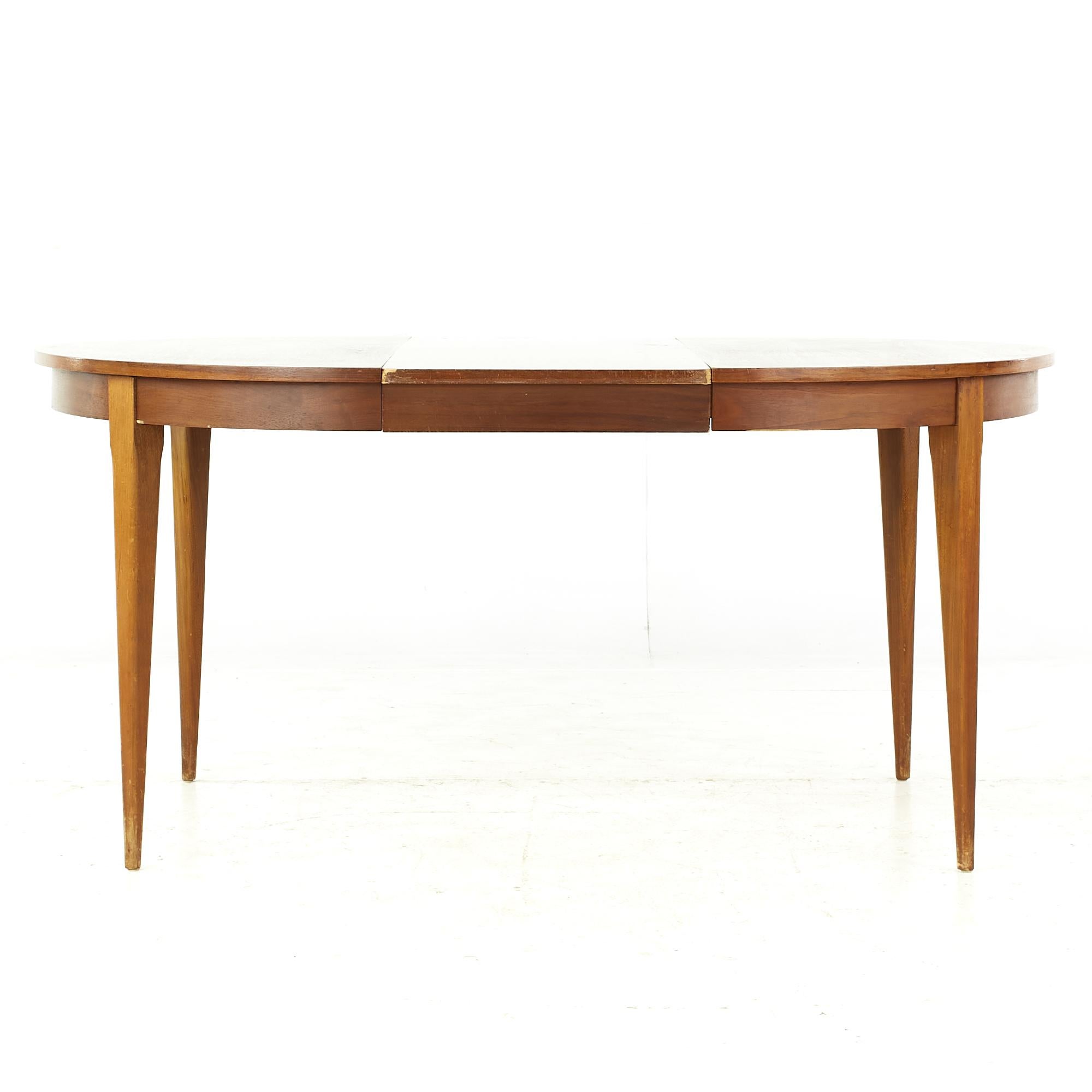 Young Manufacturing Midcentury Walnut Dining Table with 2 Leaves For Sale 2