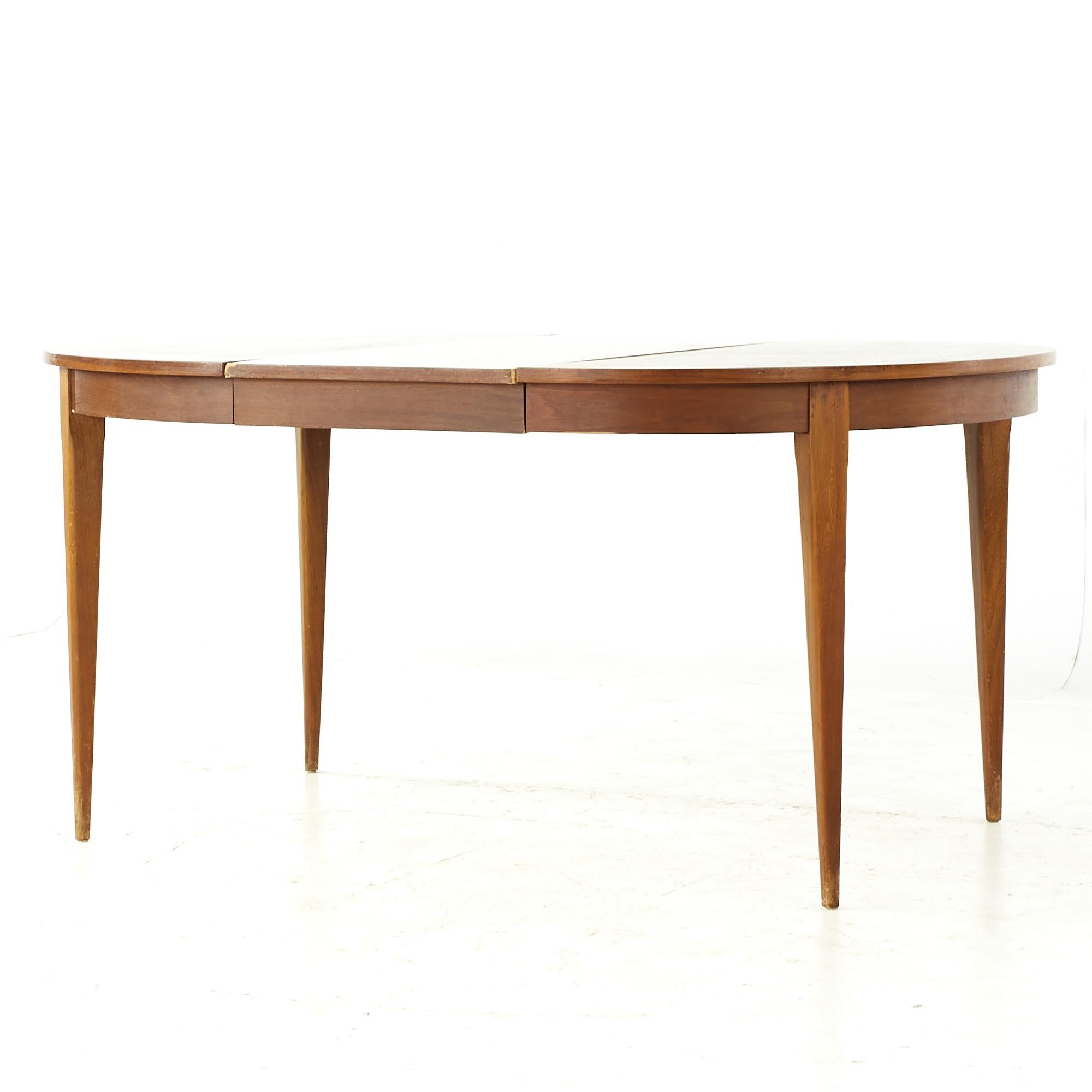 Young Manufacturing Midcentury Walnut Dining Table with 2 Leaves For Sale 3