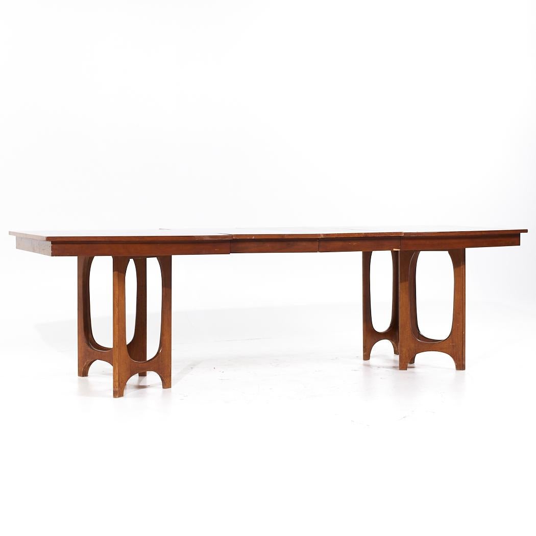 Young Manufacturing Mid Century Walnut Expanding Dining Table with 2 Leaves For Sale 4