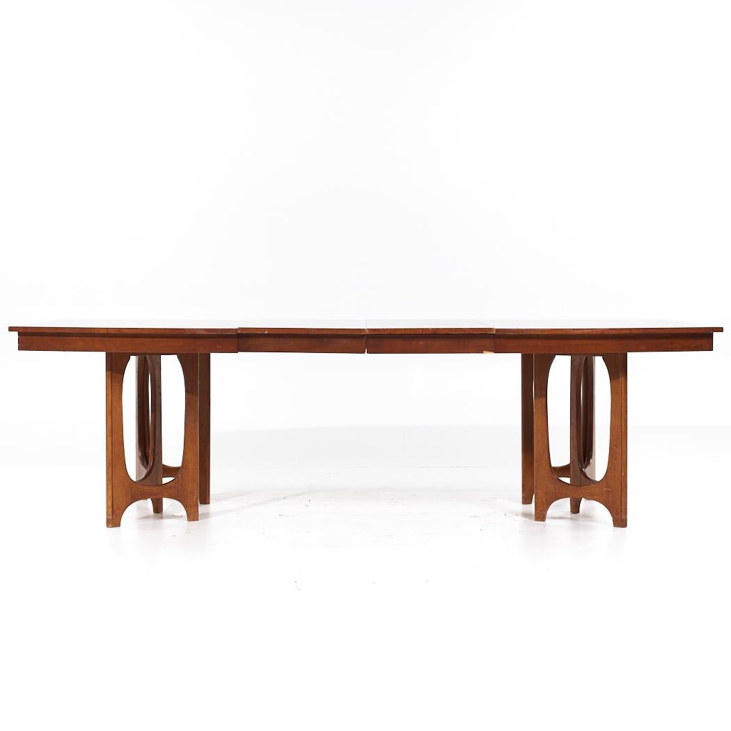 Young Manufacturing Mid Century Walnut Expanding Dining Table with 2 Leaves For Sale 5