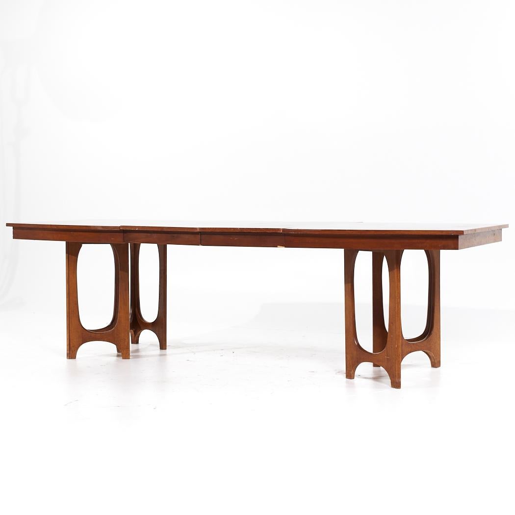 Young Manufacturing Mid Century Walnut Expanding Dining Table with 2 Leaves For Sale 6