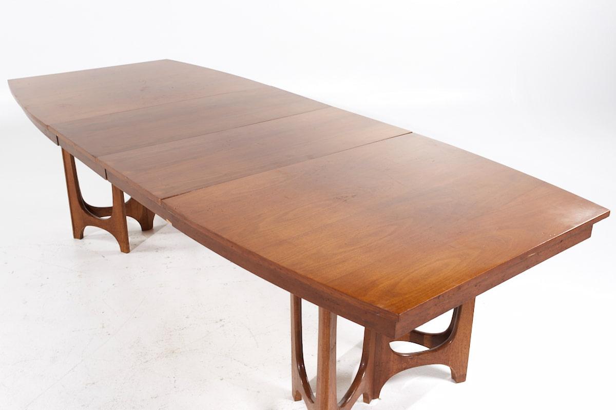 Young Manufacturing Mid Century Walnut Expanding Dining Table with 2 Leaves For Sale 7