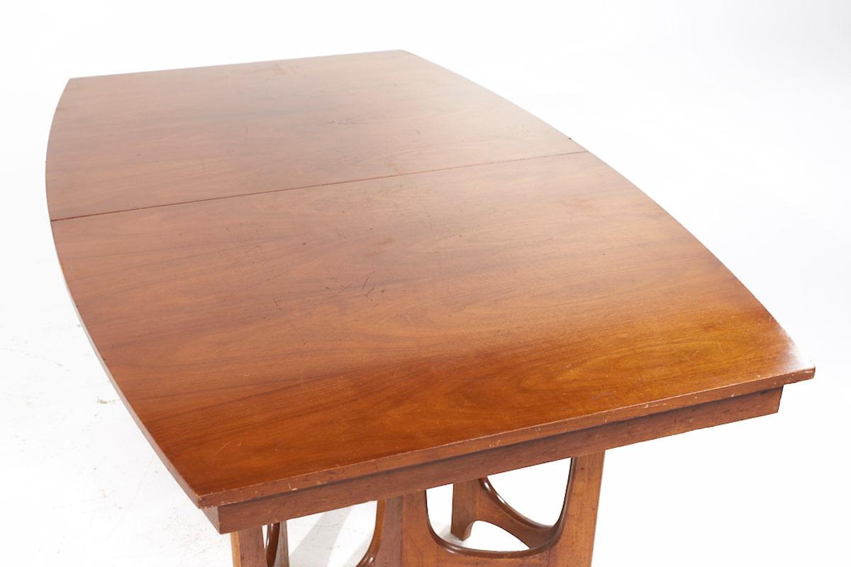 Late 20th Century Young Manufacturing Mid Century Walnut Expanding Dining Table with 2 Leaves For Sale