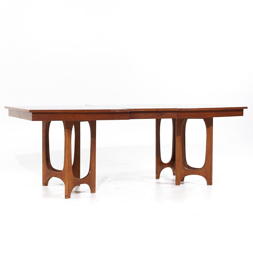 Young Manufacturing Mid Century Walnut Expanding Dining Table with 2 Leaves For Sale 1