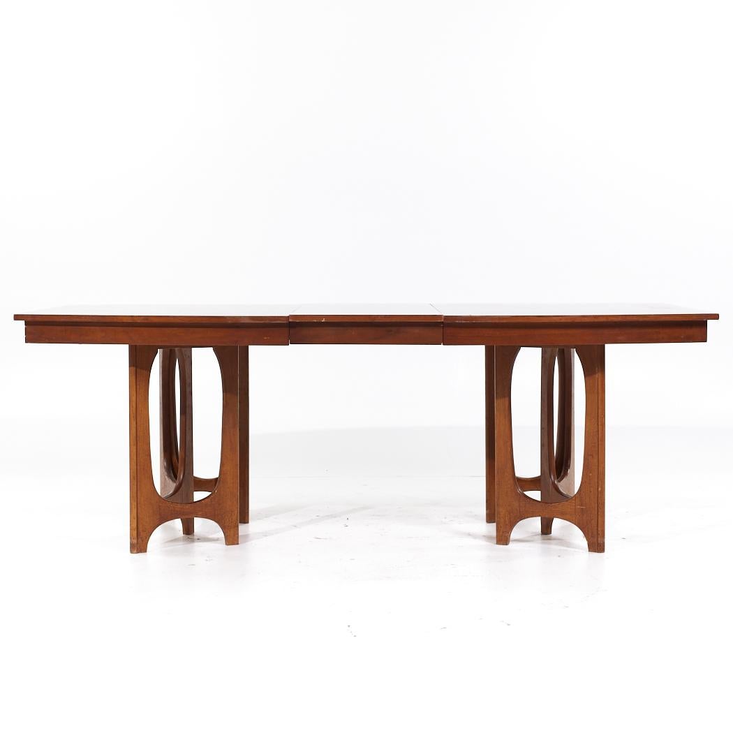 Young Manufacturing Mid Century Walnut Expanding Dining Table with 2 Leaves For Sale 2