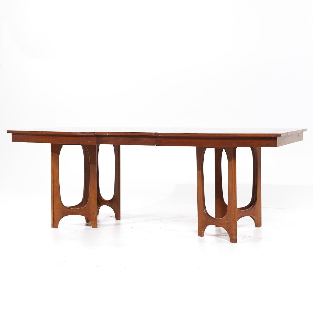 Young Manufacturing Mid Century Walnut Expanding Dining Table with 2 Leaves For Sale 3