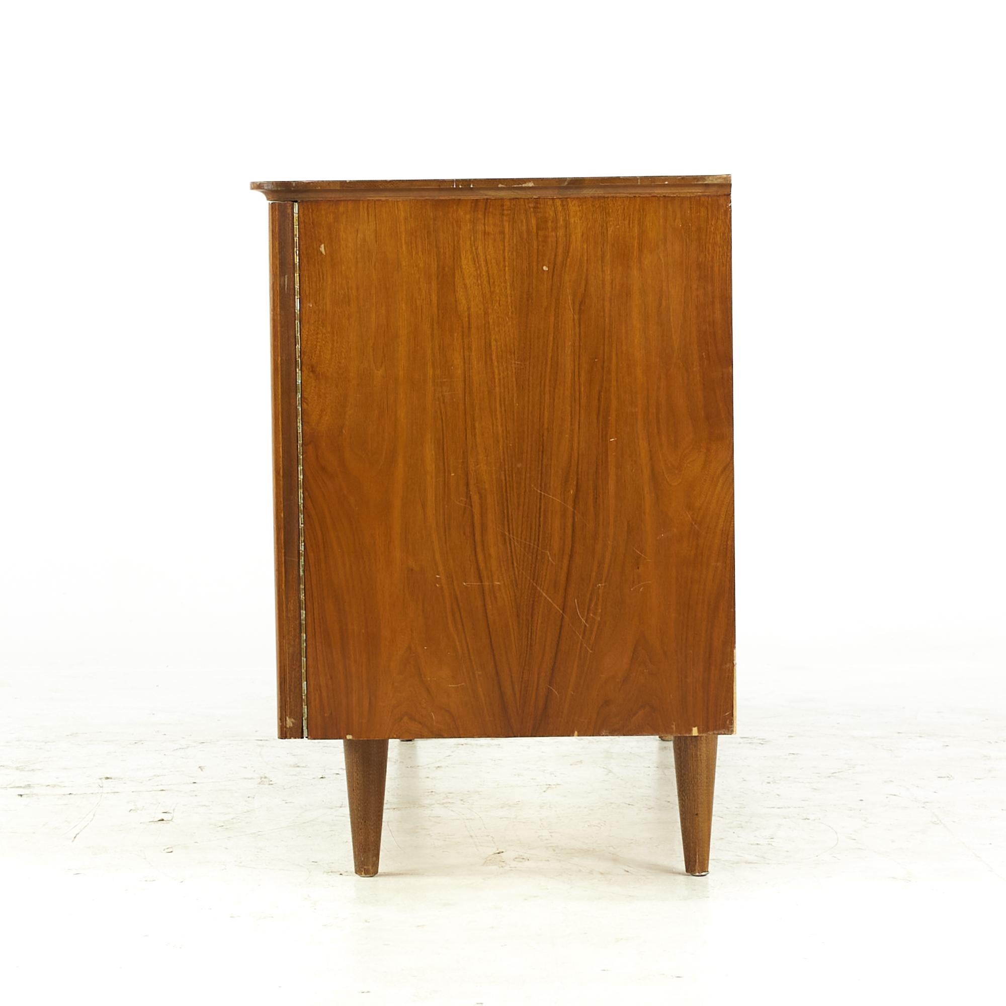 Young Manufacturing Midcentury Walnut Lowboy Dresser In Good Condition For Sale In Countryside, IL