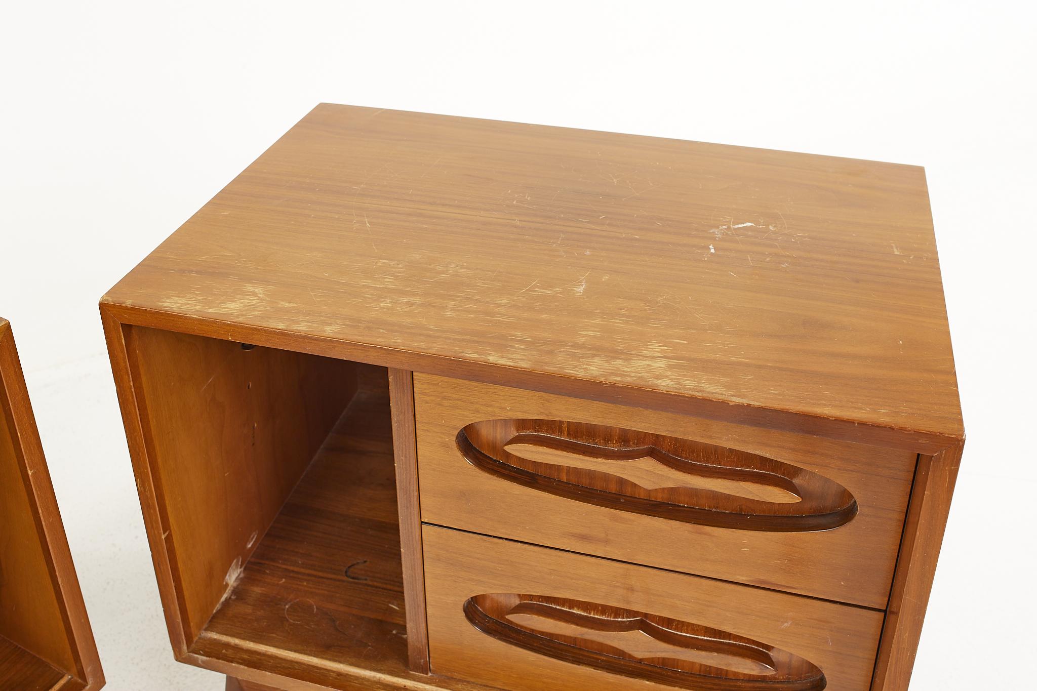 Young Manufacturing Mid Century Walnut Nightstands, a Pair For Sale 4
