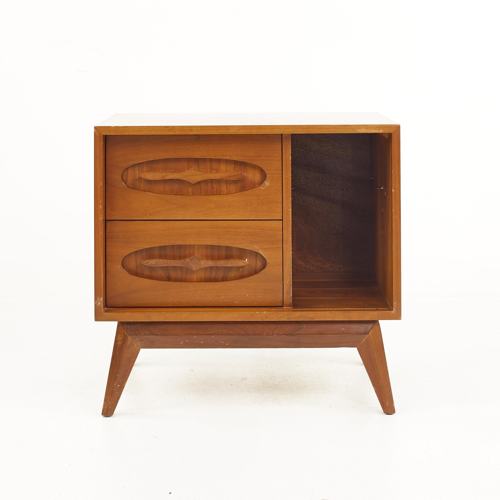 Young Manufacturing Mid Century Walnut Nightstands, a Pair In Good Condition For Sale In Countryside, IL