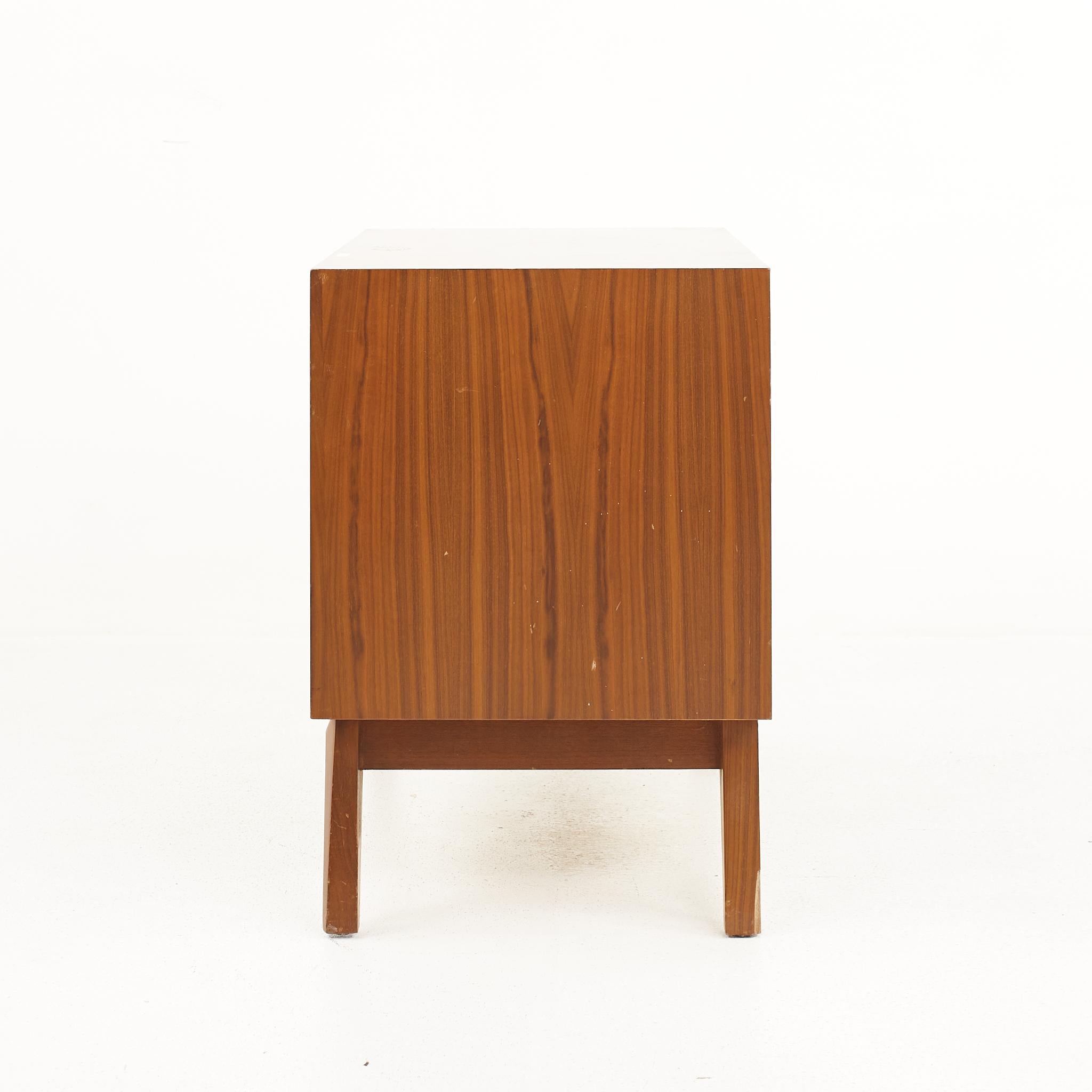 Young Manufacturing Mid Century Walnut Nightstands, a Pair For Sale 1