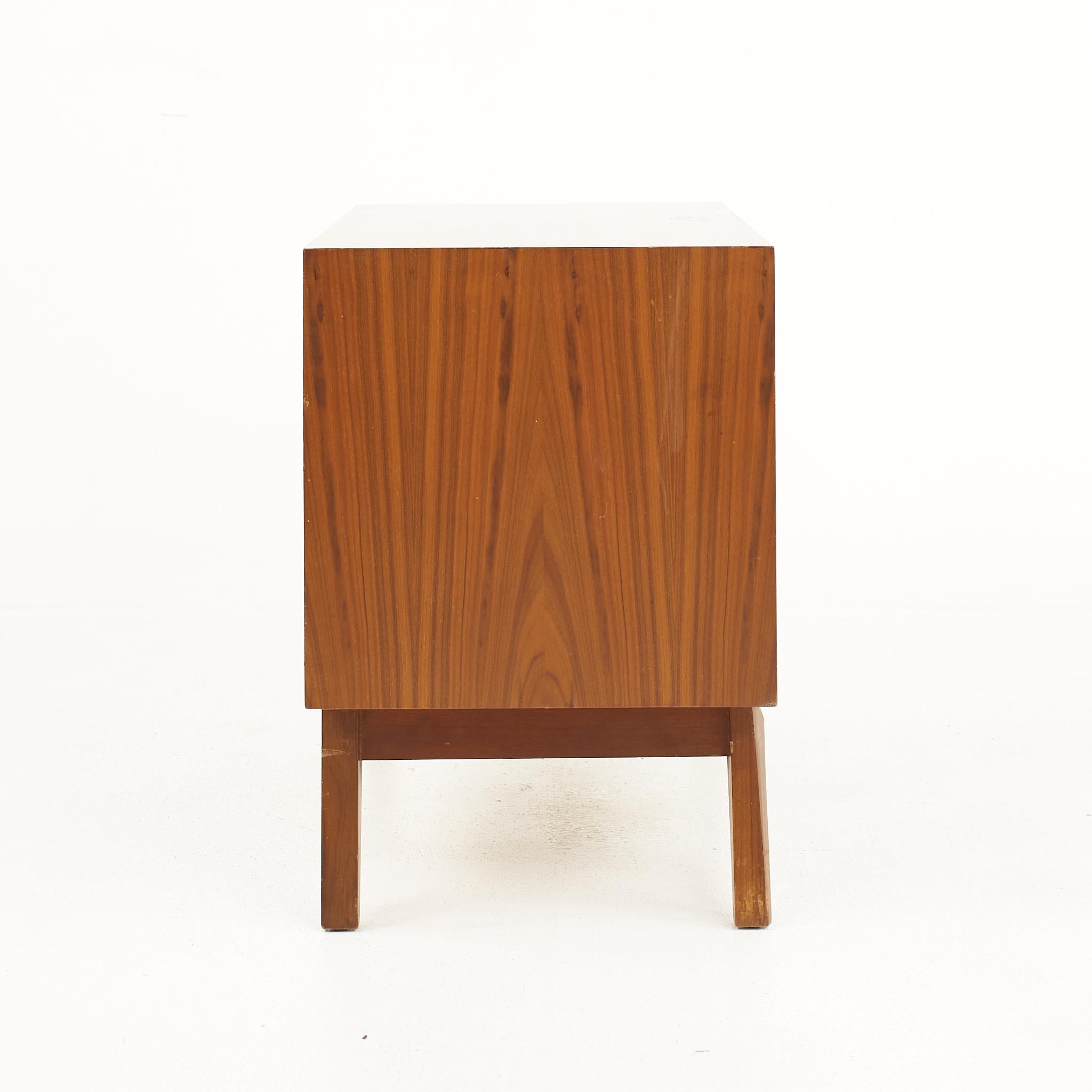 Young Manufacturing Mid Century Walnut Nightstands, a Pair For Sale 2