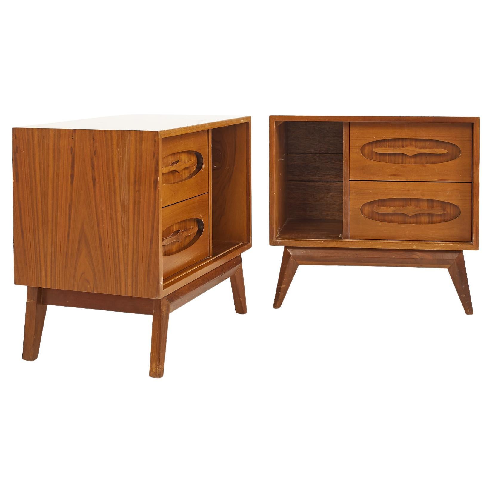 Young Manufacturing Mid Century Walnut Nightstands, a Pair For Sale