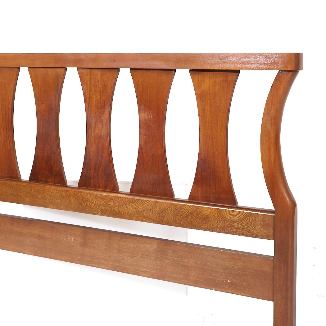 Young Manufacturing Mid Century Walnut Queen Headboard In Good Condition For Sale In Countryside, IL